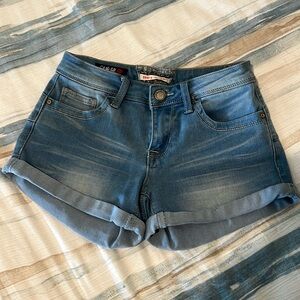 069-Hot Kiss (get the Llft) Jean Shorts Size: 3 (juniors)